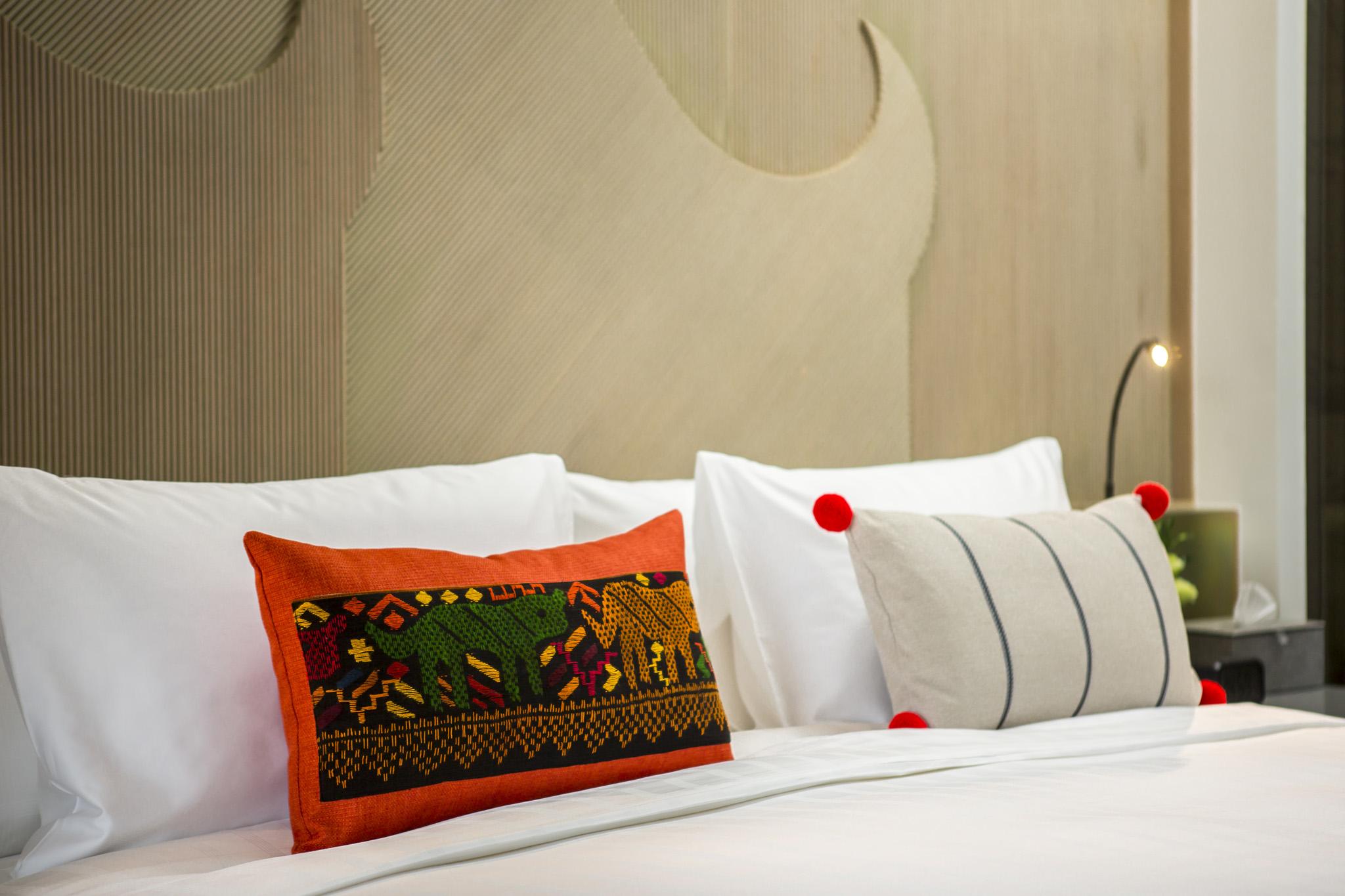 Hotel U Nimman Chiang Mai Zewnętrze zdjęcie A bed with cushions