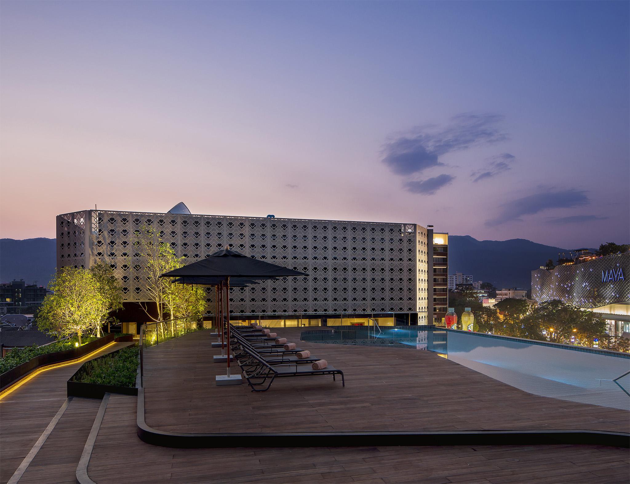 Hotel U Nimman Chiang Mai Zewnętrze zdjęcie The hotel's rooftop pool