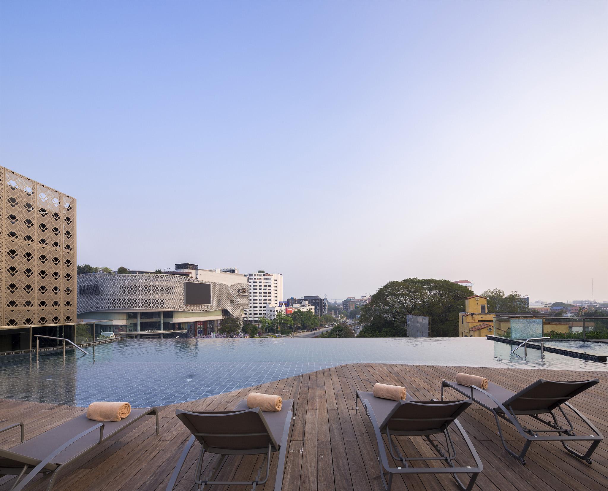 Hotel U Nimman Chiang Mai Zewnętrze zdjęcie The rooftop pool at the hotel