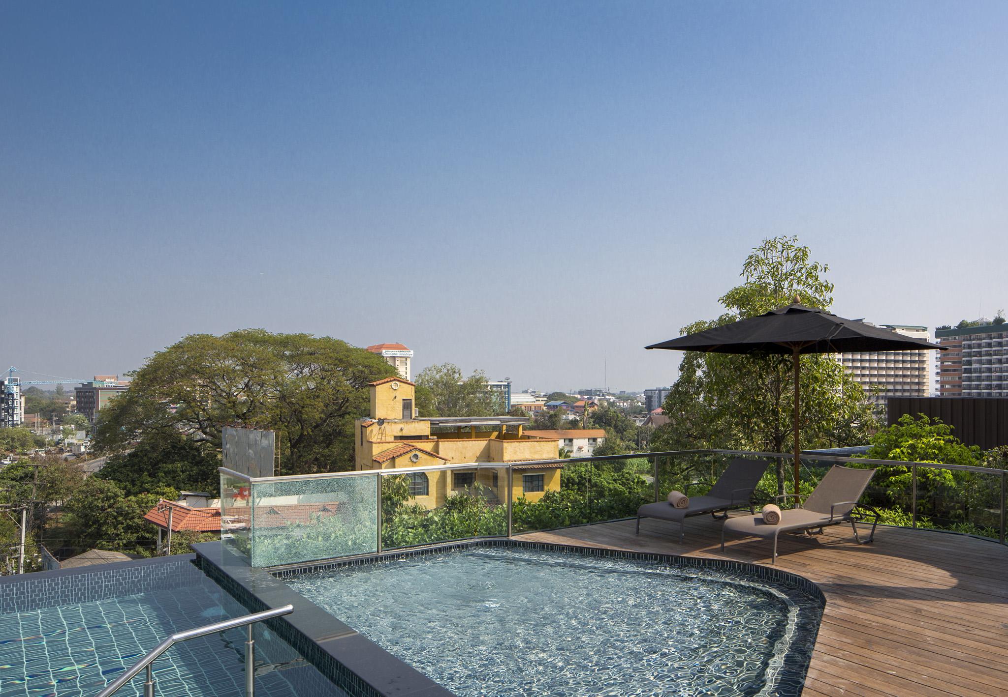 Hotel U Nimman Chiang Mai Zewnętrze zdjęcie The rooftop pool at the hotel