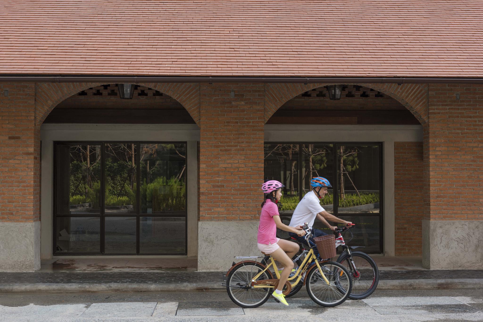 Hotel U Nimman Chiang Mai Zewnętrze zdjęcie Biking at the campus