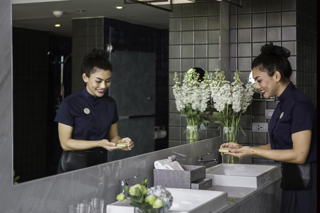 Hotel U Nimman Chiang Mai Zewnętrze zdjęcie Thai women working in a hotel