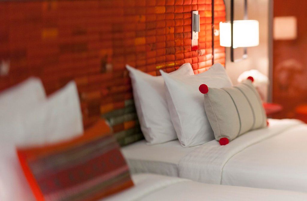Hotel U Nimman Chiang Mai Zewnętrze zdjęcie A bed with pillows